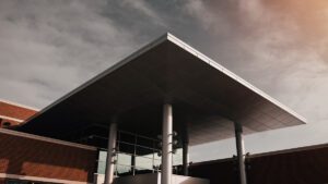 Coberturas de Aço: Por que o metal é a melhor escolha contra infiltrações e vento